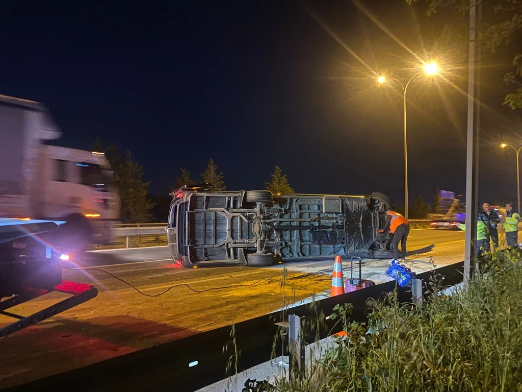 Minibüs tıra çarptı, Anadolu Otoyolu’nda devrildi!