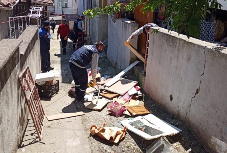 İzmit’teki çöp ev boşaltıldı, mahalleli nefes aldı!