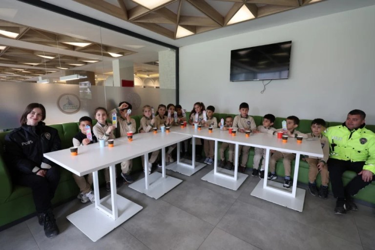 Kartepe’de polis ve öğrencilerden anlamlı kutlama