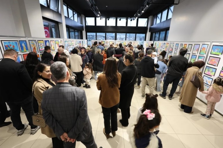 Kartepeli minik ressamların eserleri sergileniyor