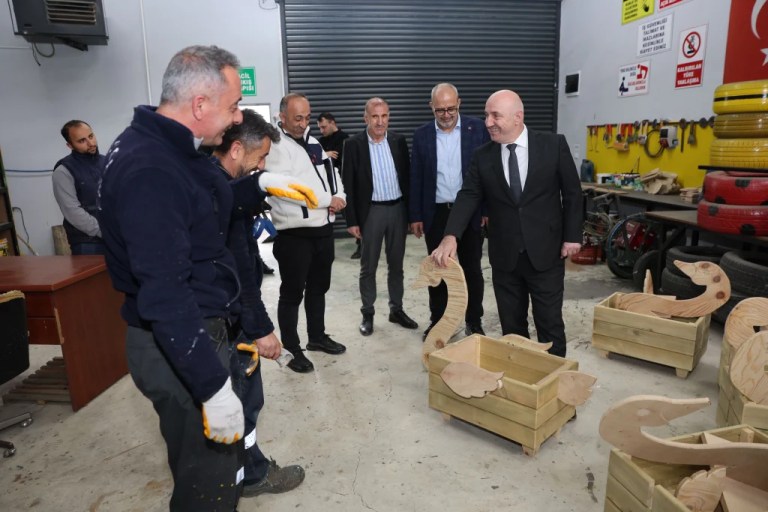 Darıca’nın kent mobilyaları belediye atölyesinde üretiliyor