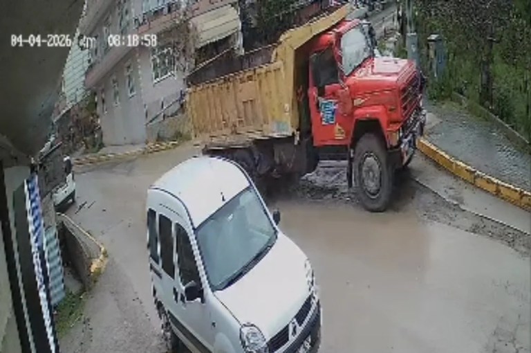 Kontrolden çıkan hafriyat kamyonu dehşet saçtı: 1 ölü!