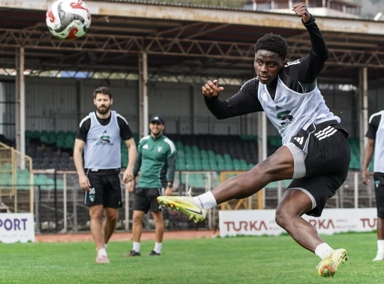 Kocaelispor-Başakşehir maçı için nefesler tutuldu