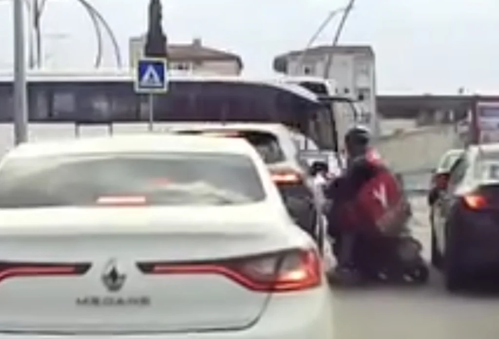 Derince’de motokurye kazası! Sürücüler yardıma koştu