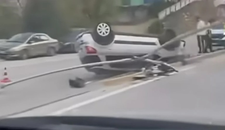 İpekyolu Bulvarı’nda kaza: Otomobil takla attı!