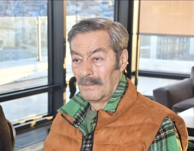 Kadir İnanır, yemekte dostlarıyla bir araya geldi