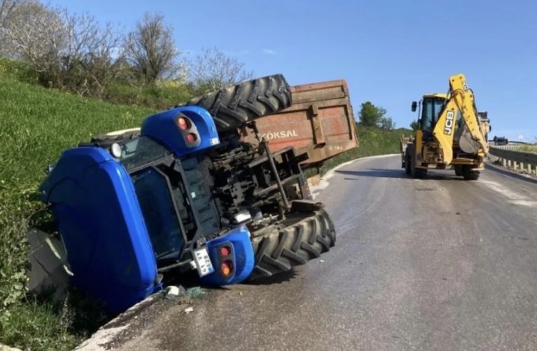 İzmit’te kontrolden çıkan traktör kanala devrildi!