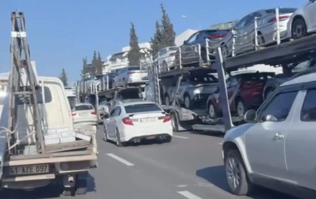 Derince D-100’de tır kuyrukları trafiği felç etti!