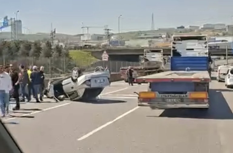 Dilovası D-100’de Takla Atan Araç: Yaralılar Var!