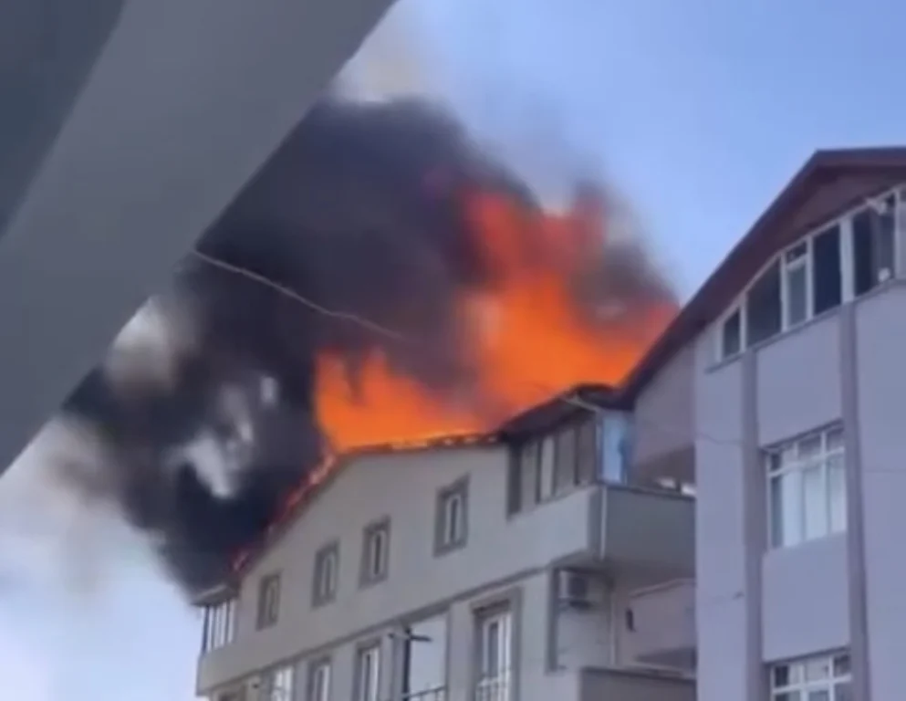Büyük panik: Darıca’da çatı yangını!