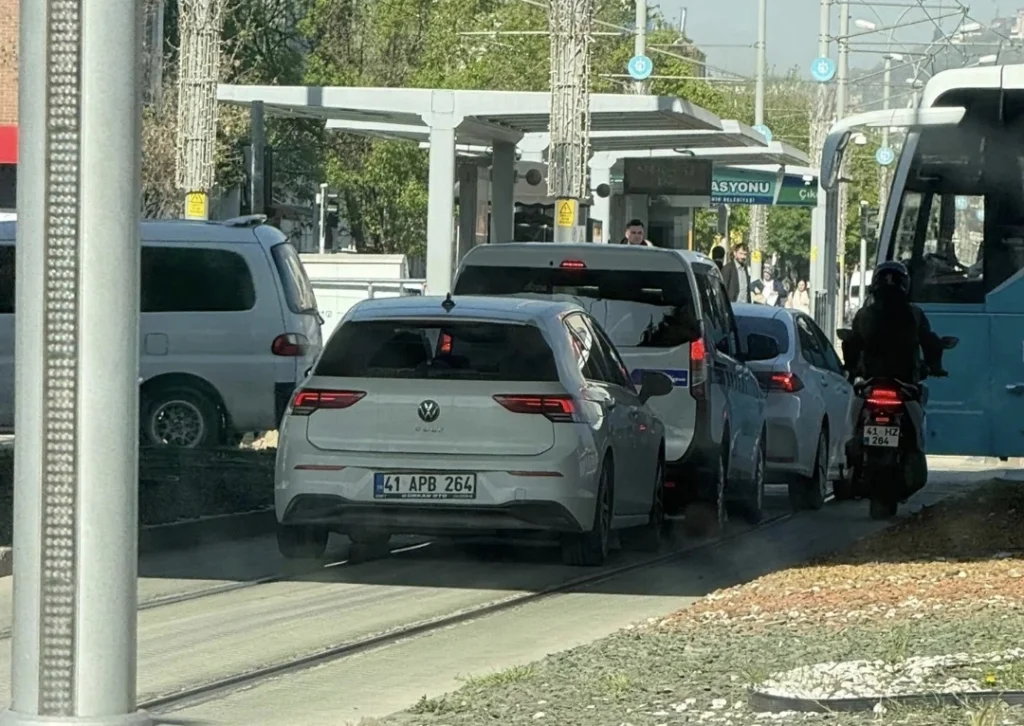 Tramvay Yolunu İşgal Eden Sürücüler Trafiği Felç Etti!