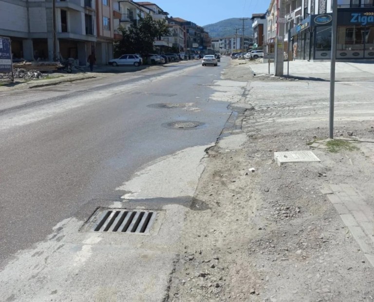İhsaniye’de Bakımsız Yollar Tehlike Saçıyor