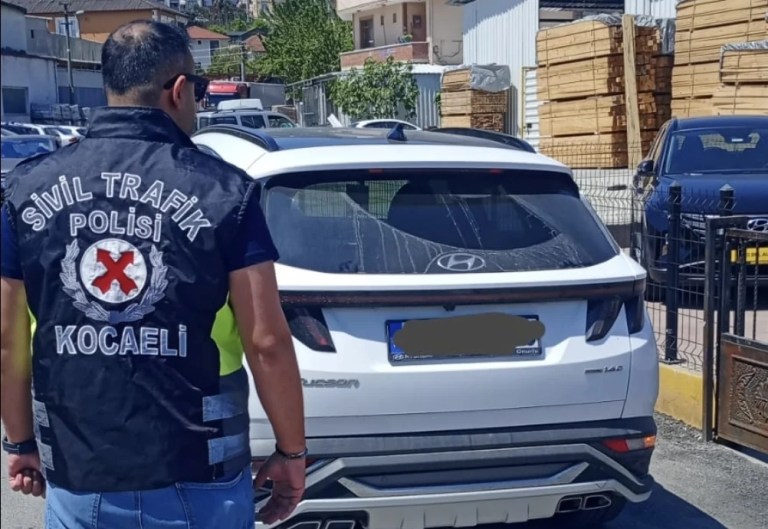 Refüjü aşan sürücüye trafik cezası kesildi!