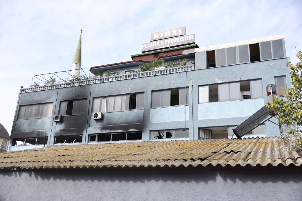 Körfez’de plastik fabrikası yangını kontrol altına alındı