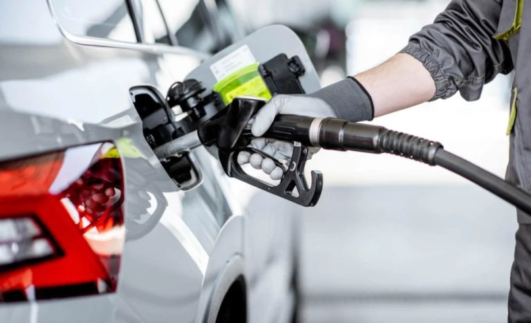Motorinde tarihi indirim: Litre fiyatı 12 TL birden düştü!