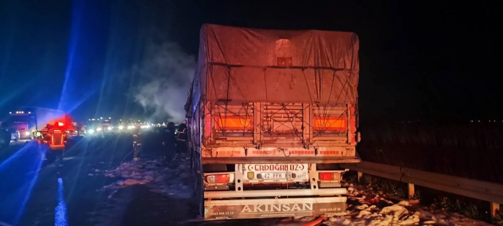 Bursa'da Buğday Yüklü Tır Yangını Ulaşımı Aksattı