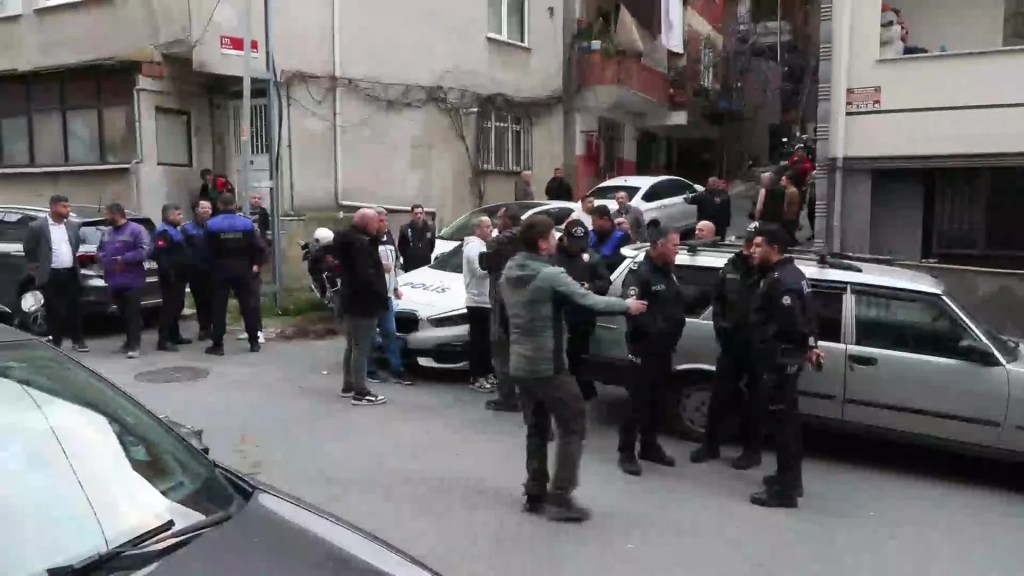 Sarıyer'de Toprak Kayması: 6 Bina Tahliye Edildi