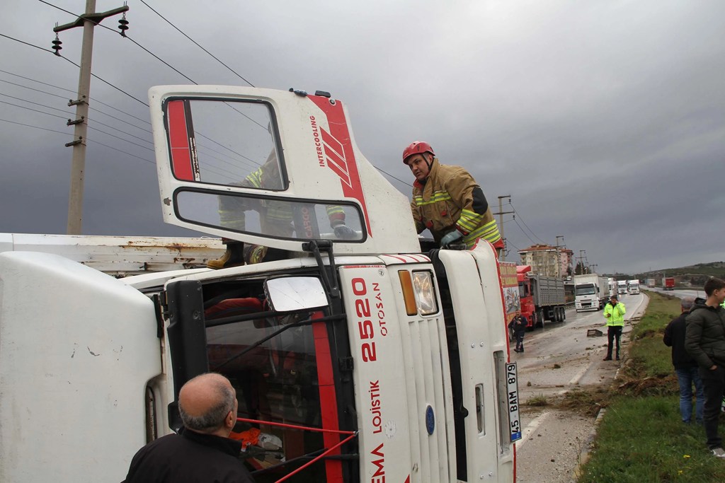 Kaygan Yolda Devrilen Kamyon Kazası Kamerada