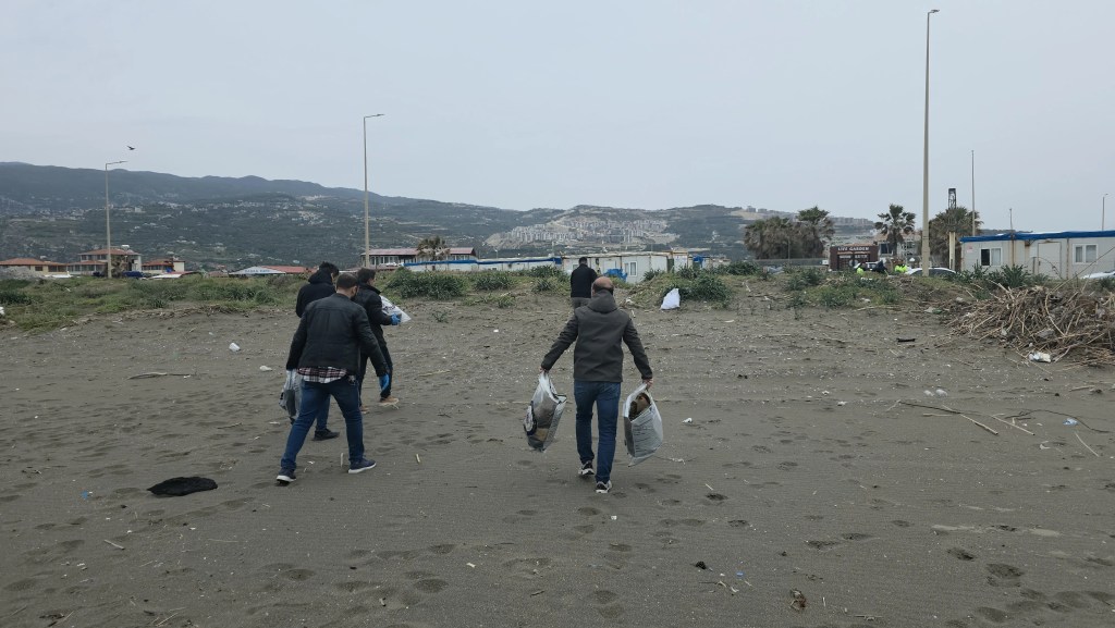 Hatay'da Kıyıya Vuran Çuvaldan Uyuşturucu Çıktı