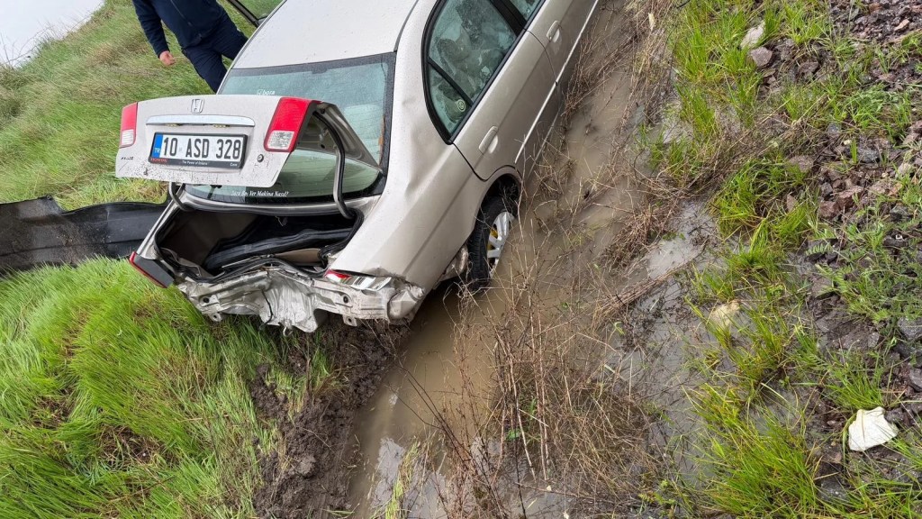 Balıkesir'de Kontrolden Çıkan Araç Kazası: 3 Yaralı