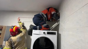 Avcılar'da Havalandırma Boşluğuna Düşen Kuşlar Kurtarıldı