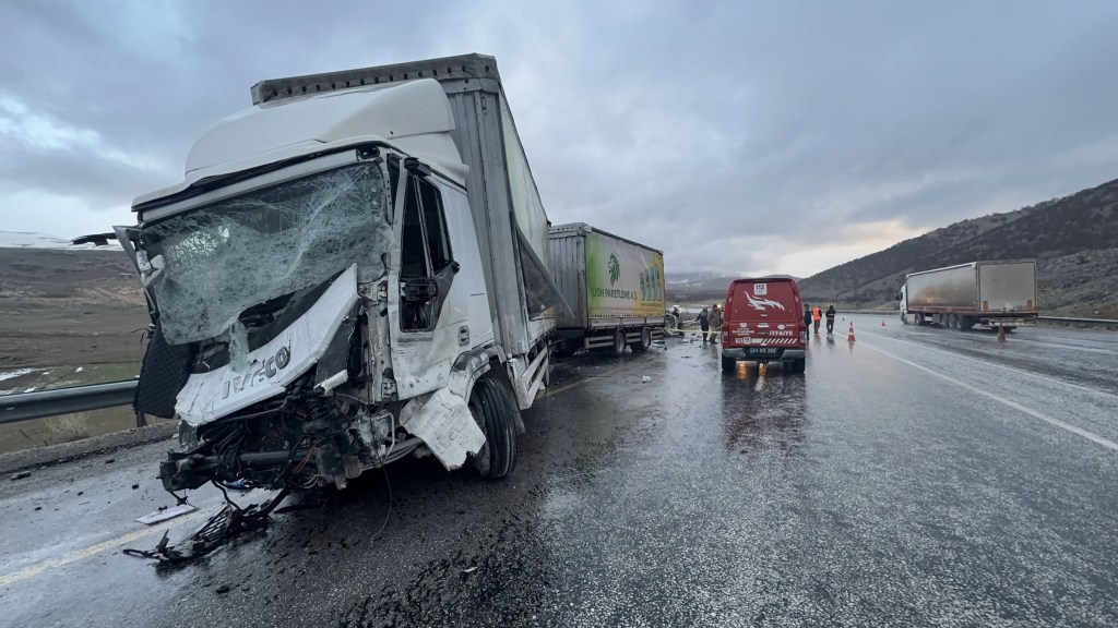 Malatya'da TIR ve otomobil kazası: 3 kişi hayatını kaybetti