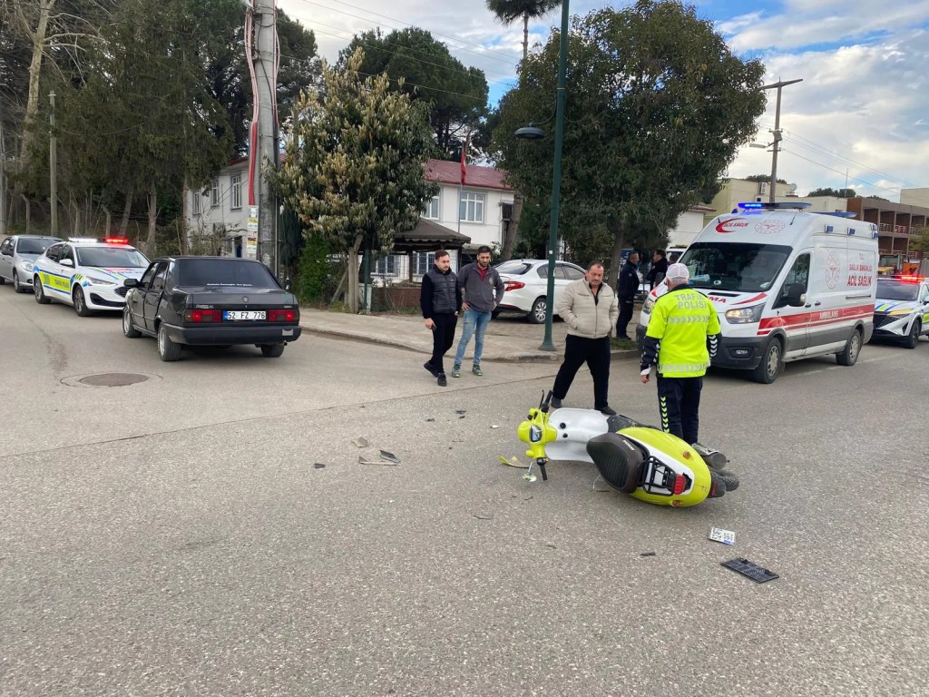 Fatsa'da Otomobil ve Motosiklet Çarpıştı: Dört Kişi Yaralandı