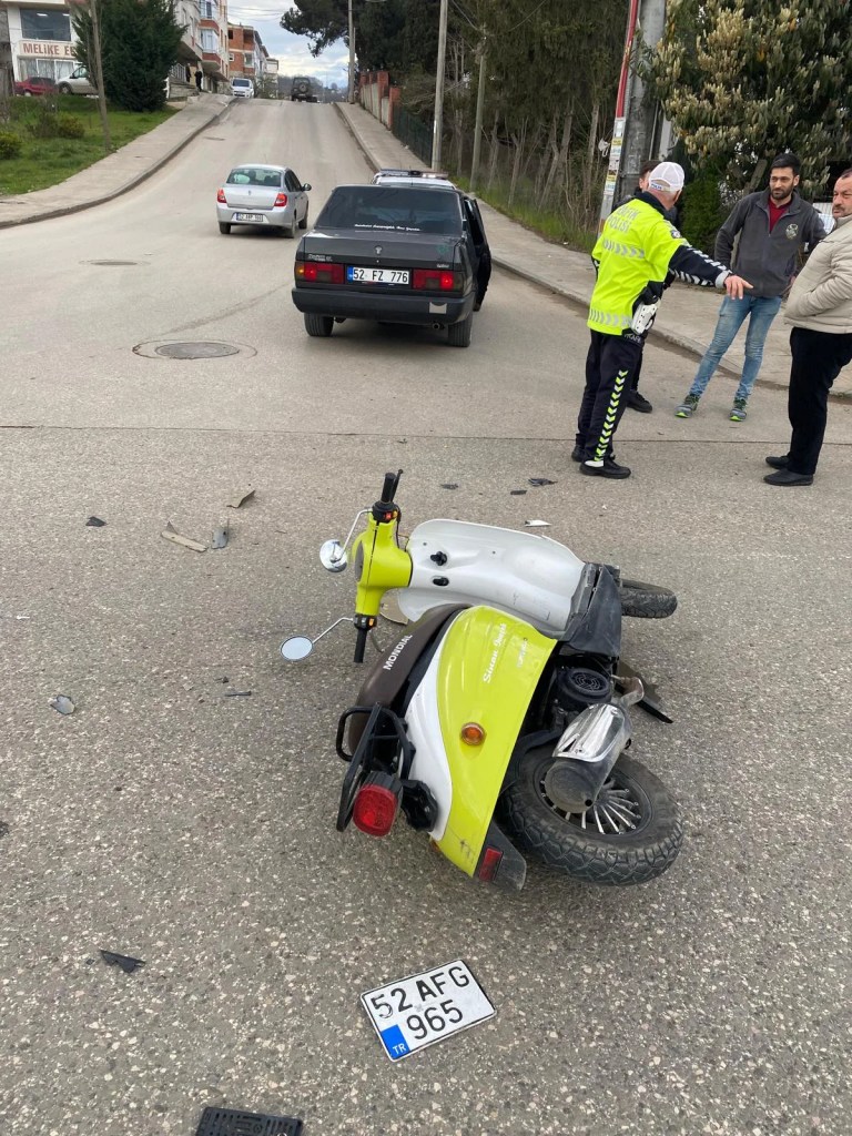 Fatsa'da Otomobil ve Motosiklet Çarpıştı: Dört Kişi Yaralandı