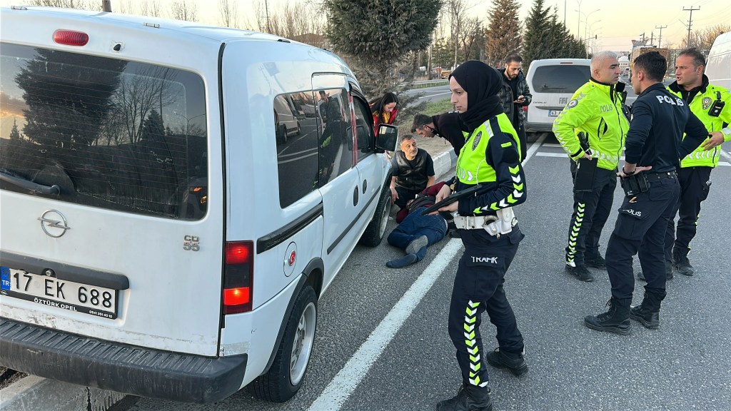 Kütahya'da Trafik Kazası: Sürücü Yaralının Yanında Bekledi