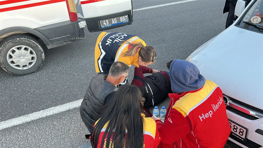 Kütahya'da Trafik Kazası: Sürücü Yaralının Yanında Bekledi