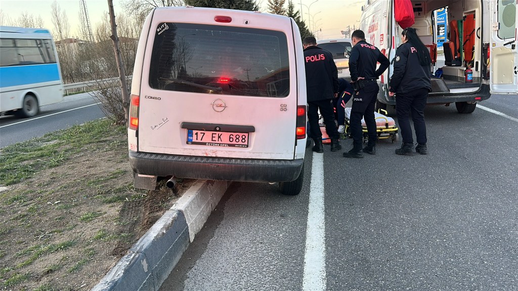Kütahya'da Trafik Kazası: Sürücü Yaralının Yanında Bekledi