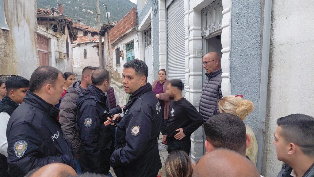Manisa'da Bıçaklı Kavga: Eski Eşinin Yanında Yaralandı