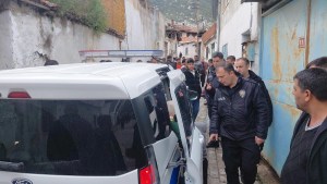 Manisa'da Bıçaklı Kavga: Eski Eşinin Yanında Yaralandı