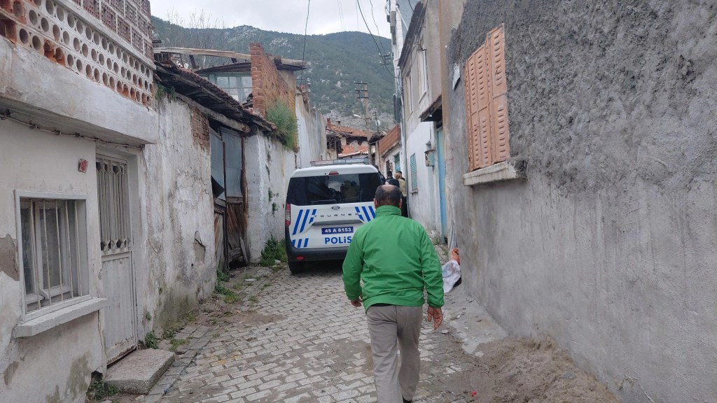 Manisa'da Bıçaklı Kavga: Eski Eşinin Yanında Yaralandı