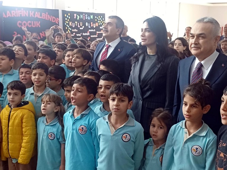 Bakan Tekin'den öğrencilere halı saha müjdesi