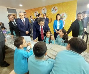 Bakan Tekin'den öğrencilere halı saha müjdesi