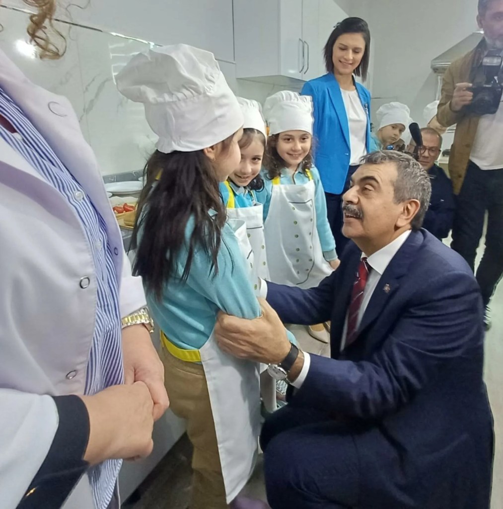 Bakan Tekin'den öğrencilere halı saha müjdesi