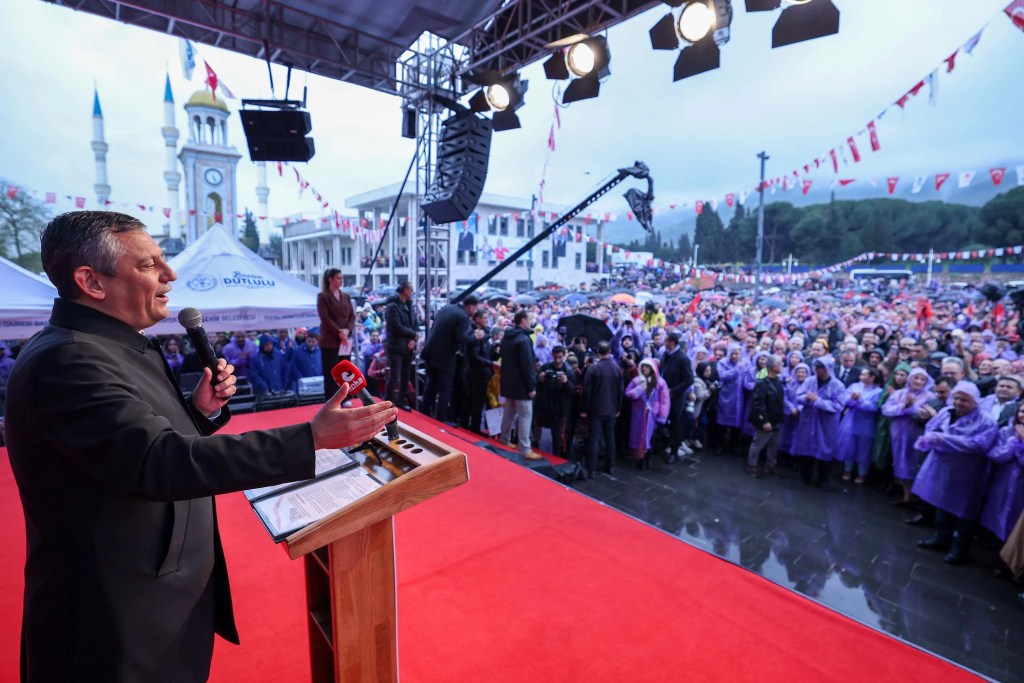Özgür Özel: CHP Yük Altında Ezilmez