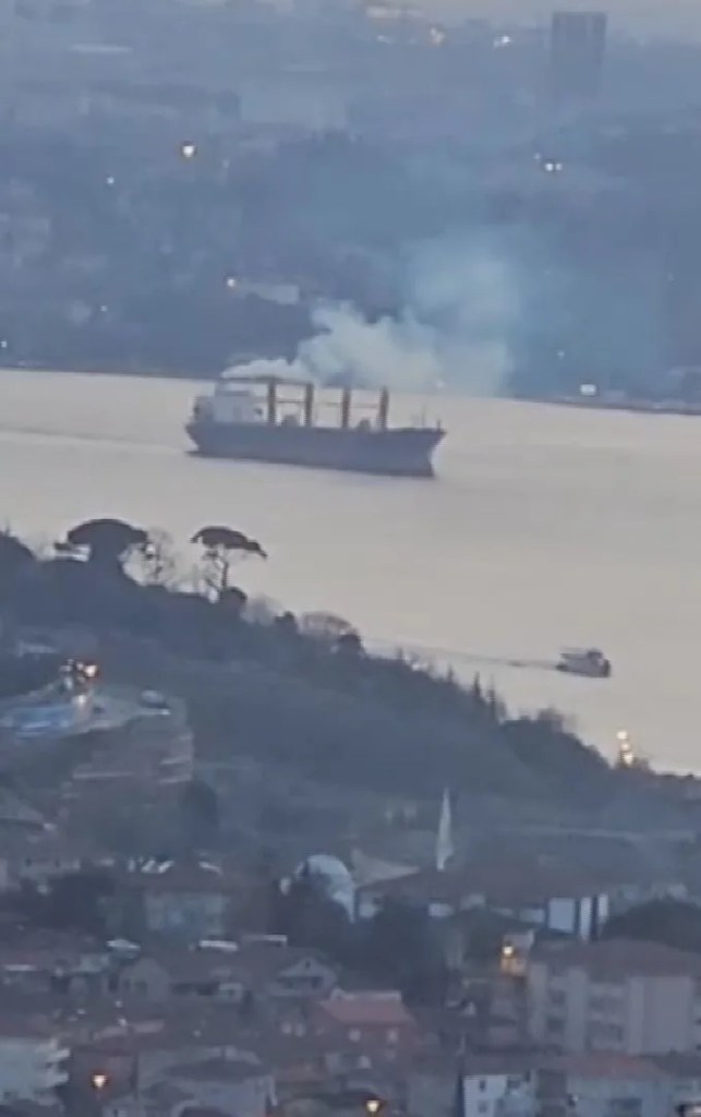 İstanbul Boğazı'nda Gemi Arızası Trafiği Durdurdu