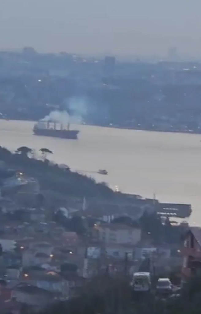 İstanbul Boğazı'nda Gemi Arızası Trafiği Durdurdu