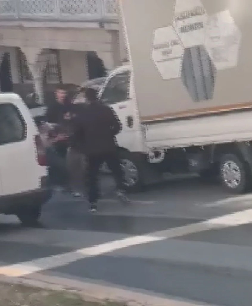Kağıthane'de Trafikte Bıçaklı Kavga