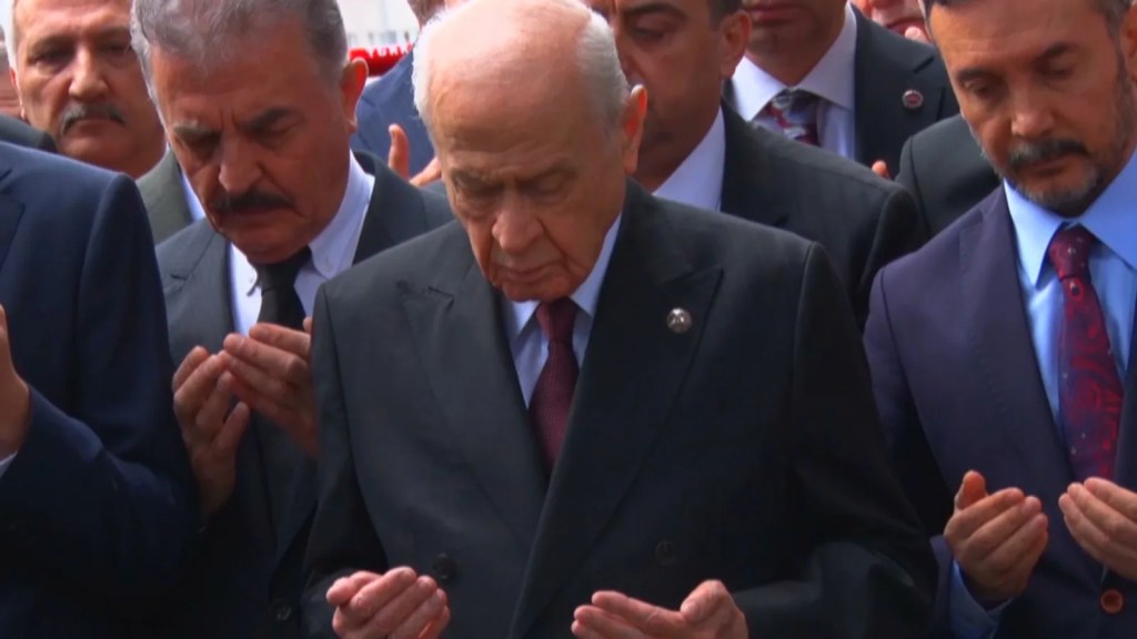 Devlet Bahçeli Alparslan Türkeş'in Kabrini Ziyaret Etti