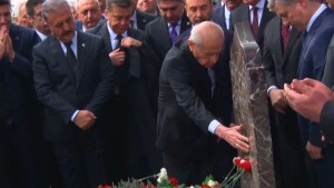 Devlet Bahçeli Alparslan Türkeş'in Kabrini Ziyaret Etti
