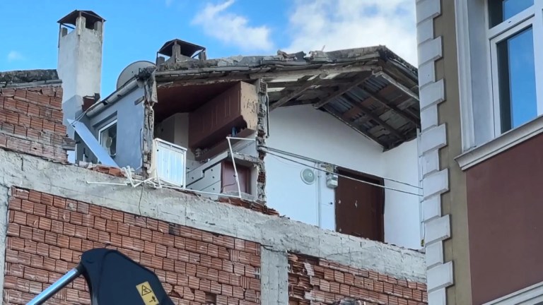 Avcılar'da Yıkım Sırasında Bitişik Apartman Zarar Gördü