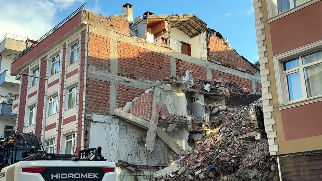 Avcılar'da Yıkım Sırasında Bitişik Apartman Zarar Gördü