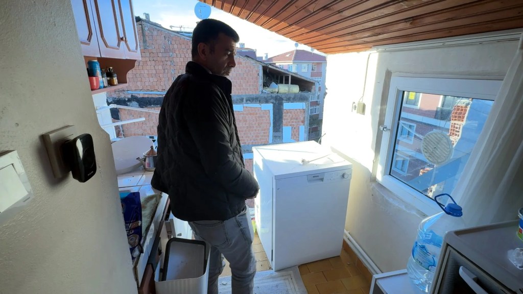 Avcılar'da Yıkım Sırasında Bitişik Apartman Zarar Gördü
