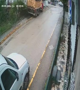Hareket Eden Kamyon Yayaya Çarptı: Kaza Kamerada