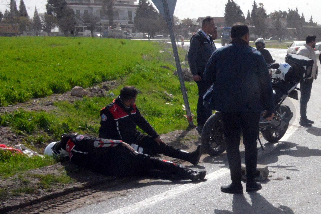 Ehliyetsiz genç polislere çarptı, 2 yaralı