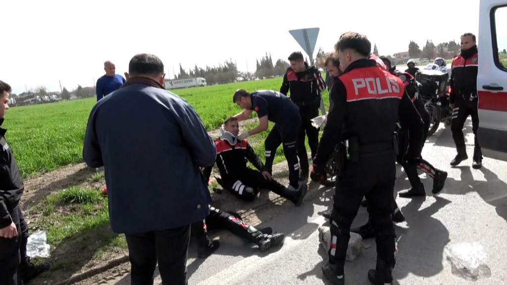 Ehliyetsiz genç polislere çarptı, 2 yaralı