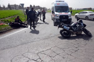 Ehliyetsiz genç polislere çarptı, 2 yaralı